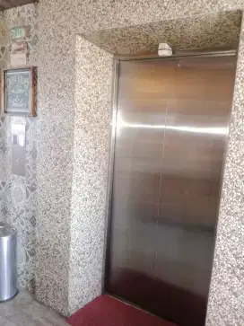 Passenger lift elevator