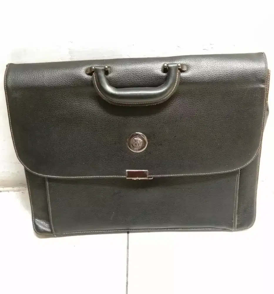 Tas kantor leather ori Versace italy , minus kunci gk bisa nutup.