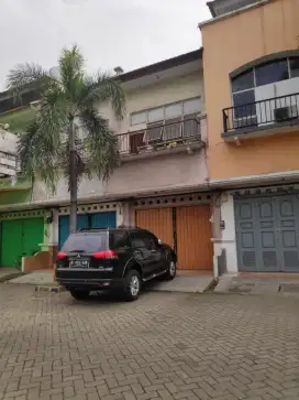 Ruko 2.5 lantai, hdp selatan di Mutiara Palem