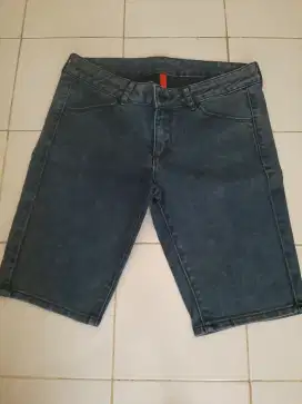 Celana jeans cewek selutut warna biru