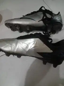 Sepatu bola ukuran 42