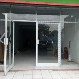 partisi kaca atau kusen pintu aluminium/gibsung dan plafon .