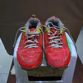 sepatu bulutangkis lining. bekas. masih layak pakai.uk 42