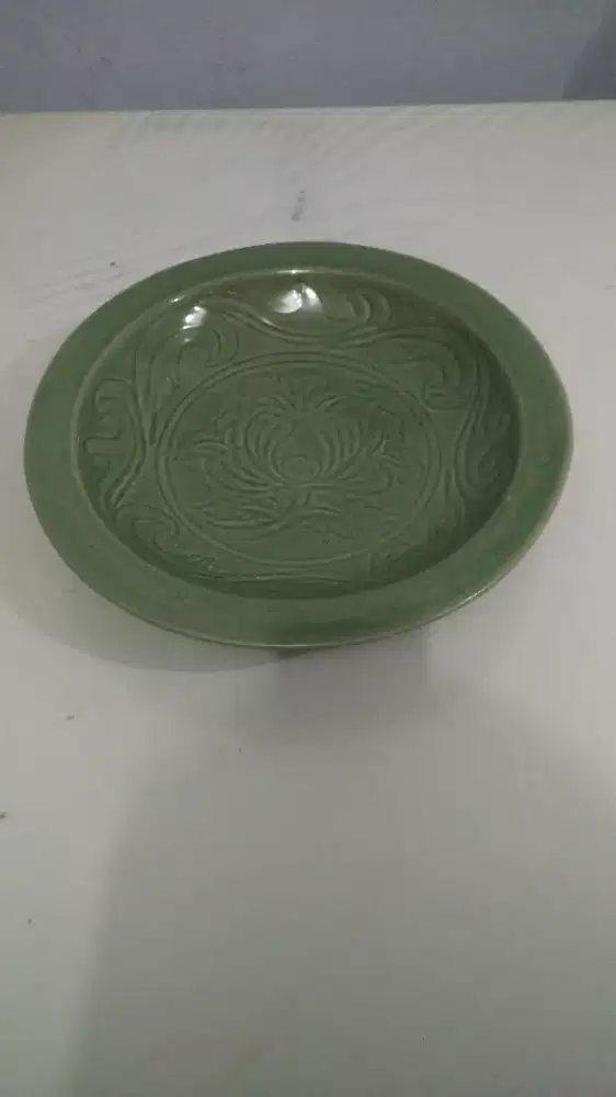 Piring celadon antik.