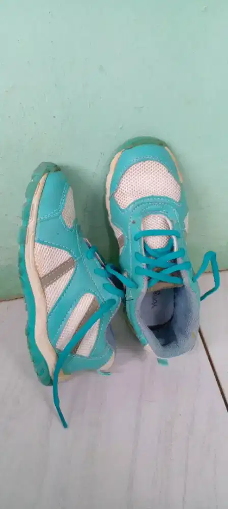 Sepatu kets merk yongkidz
