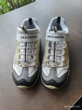 Sepatu skechers warna putih