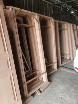 Pemasangan kunci pintu dan engsel