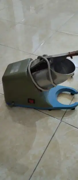 Mesin serut es batu