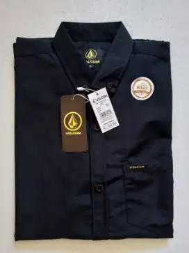 Kemeja hitam polos