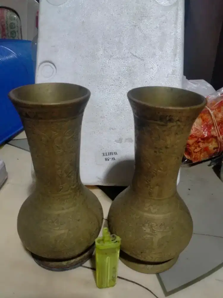 sepasang vas relif wayang tebal dan berat lawas.