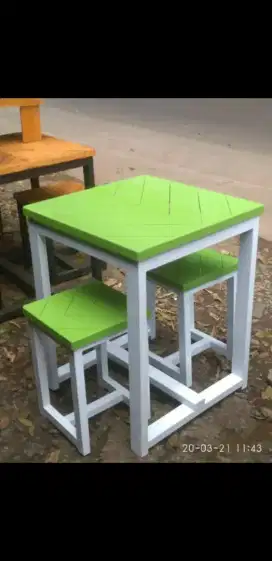 Meja persegi taman