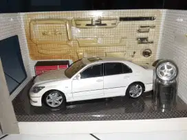 Dijual miniatur sedanLexus warna putih 1/24 Hotwheels