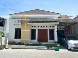 DIKONTRAKKAN. 2 KT 2 KM. Half furnished. jalan luas, satpam 24 jam