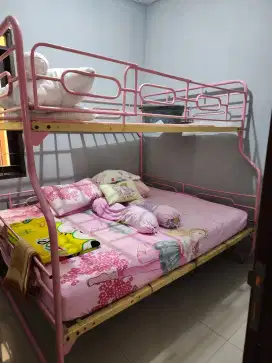 Tempat tidur susun besi