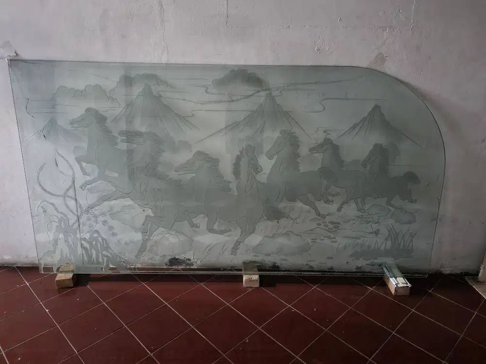 kaca ukiran gambar kuda