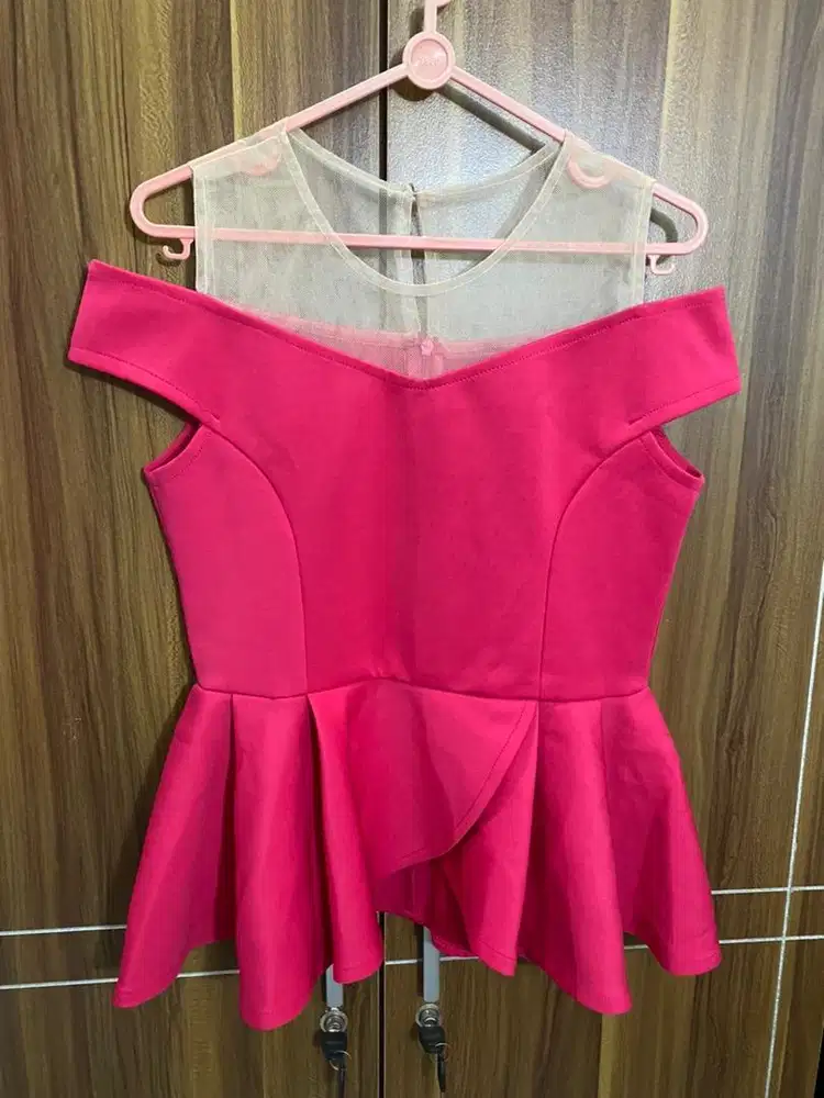 Atasan Off Shoulder Fuschia