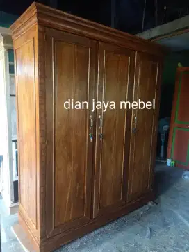 Lemari baju 3 pintu