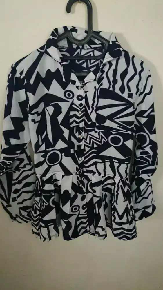 Kemeja garis abstrak