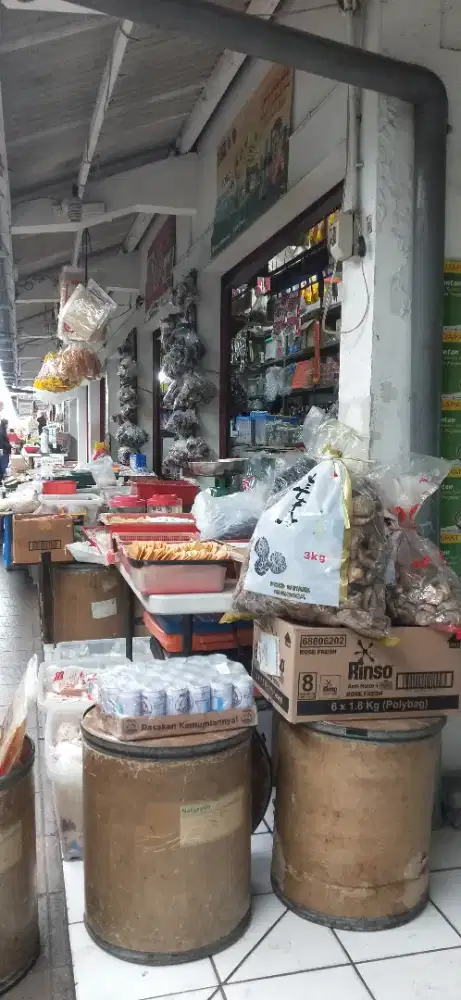 Pekerja Pria di Toko Sembako area Sunter Hijau, tanpa mes