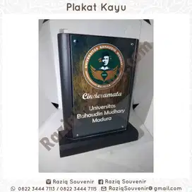 Souvenir Plakat Kayu Akrilik Kuningan Grafir Laser Print Box Bludru