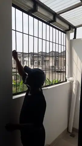 Pengaman rumah menerima pesanan dan mengerjakan