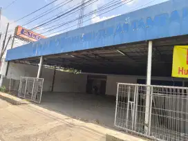 Gudang bekas showroom mobil pinggir jln raya di Bekasi barat