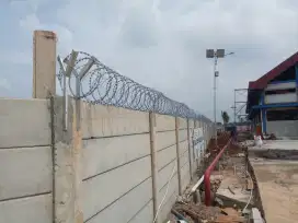 Pemasangan kawat duri silet/razor wire pengaman tembok dan pagar