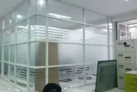 Kantor nyaman dengan stiker Sanblas dan Kaca Film