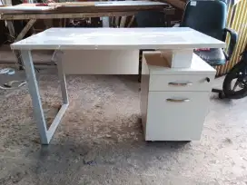 Meja kantor laci putih uk (120 x 70 x 75)
