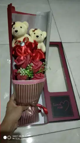 Dijual Kado Valentine Bunga mawar sabun, ada warna merah ada bonekanya