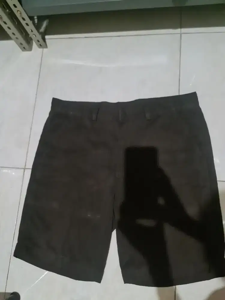 Celana bahan pendek warna coklat, lingkar pinggang 99cm