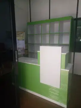 Perlengkapan usaha laundry, meja dan rak penyimpanan