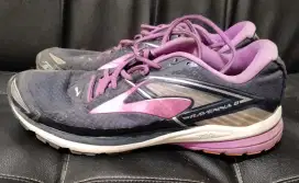 Sepatu Brooks size 45