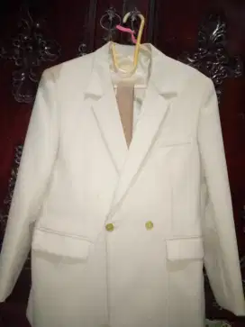 Dijual jas warna cream