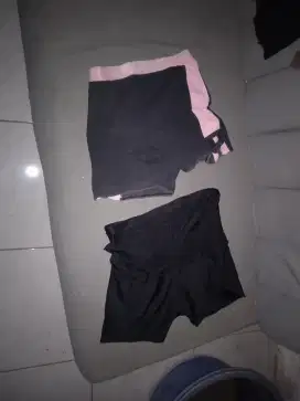 Celana pendek senam lingeriewarna hitam