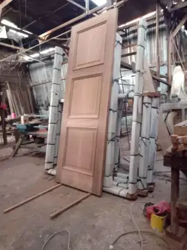 Pintu kayu ulin atau kayu besi