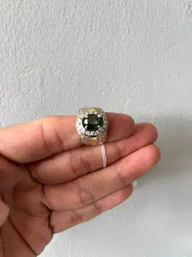 Cincin safir hijau tua