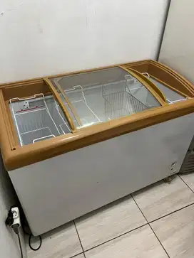 Freezer box tutup kaca 550L dingin bgt