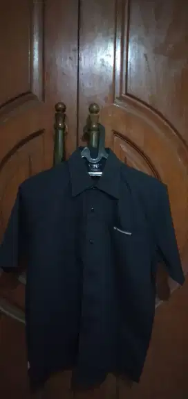 Kemeja Pria Tangan Pendek Hitam. Size M atau L. Nominus