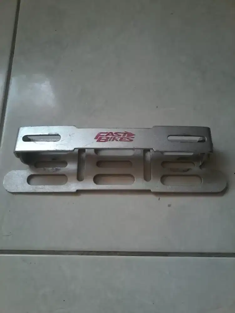 Dudukan plat nopol motor