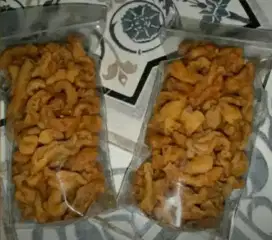 Snack cemilan jajanan keripik usus 2 rasa enak murah renyah gurih