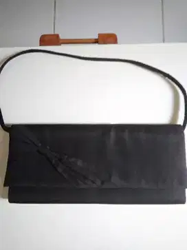 Dompet pesta hitam