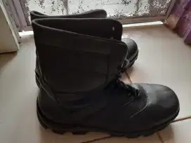 Sepatu boots warna hitam