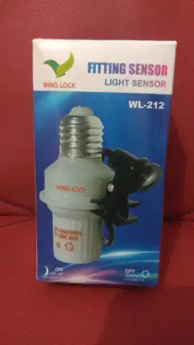 Fitting lampu otomatis sensor cahaya