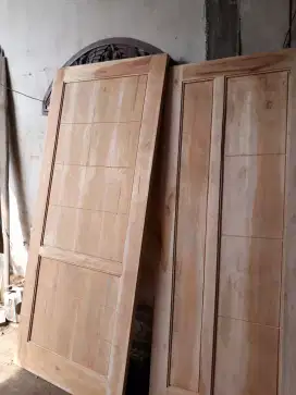 Pintu kayu keras.
