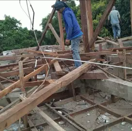 Bongkar Rangka Kayu atap lama + Pemasangan Rangka Atap Baja Ringan.