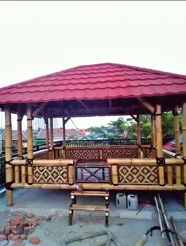 Gajebo saung bambu. Mengerjakan pembuatan gajebo saung bambu.