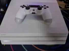 PS4 PRO 1TB warna putih