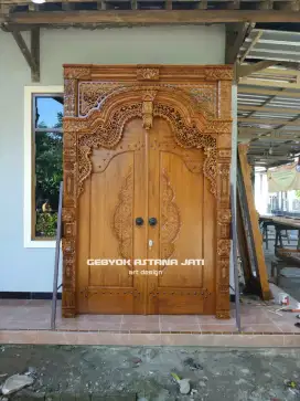 Kusen pintu ukir