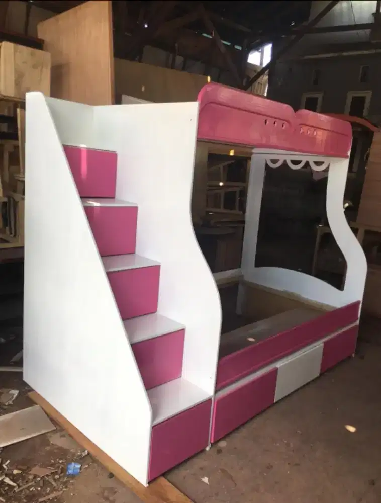 Ranjang tingkat pink